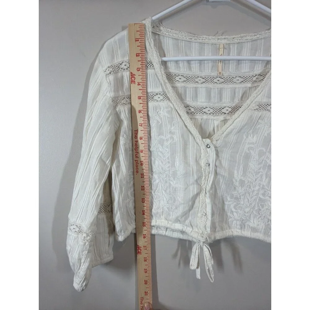 Free People White Crochet Blouse Size XS Boho Lace Detail‎ Romantic Top V Neck